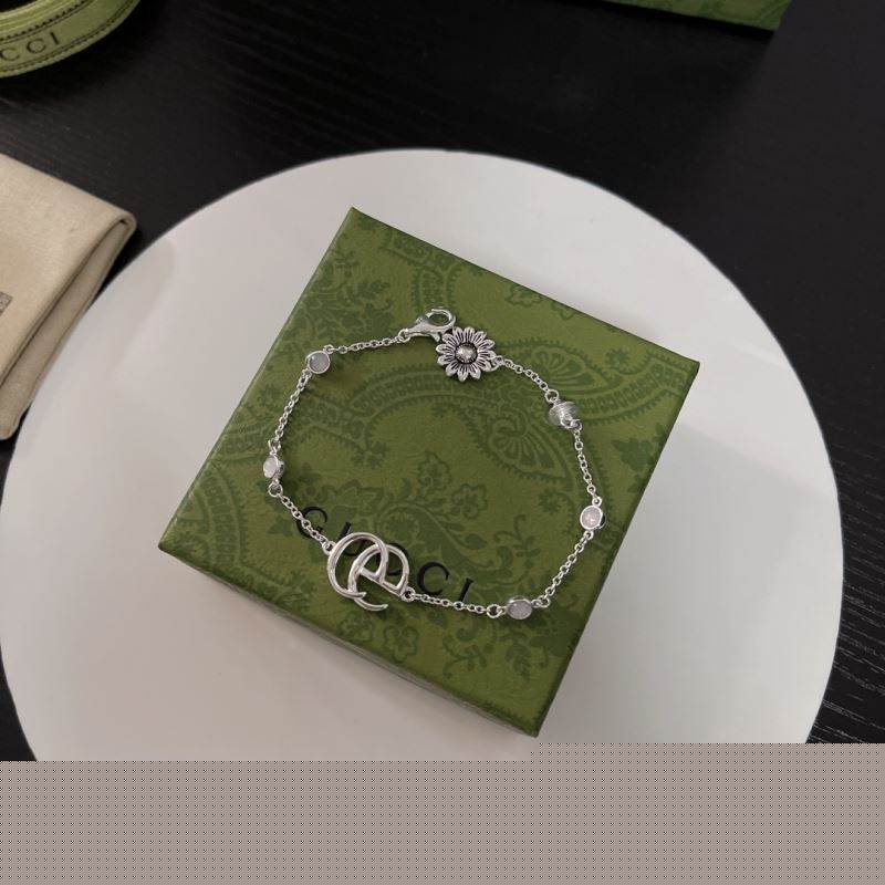 G*u*i bracelets